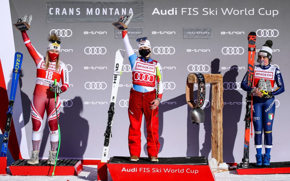 Lara Gut-Behrami (Mitte) freut sich mit Tamara Tippler (rechts) und Federica Brignone (links) über die Podestplätze von Crans Montana. – Foto: GEPA pictures