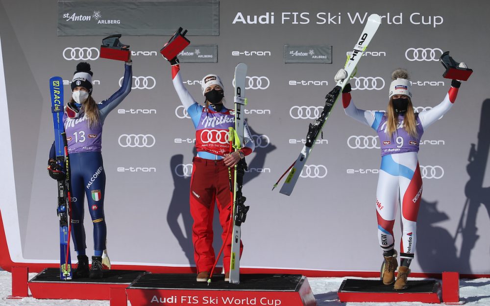 Lara Gut-Behrami – nicht fehlerfrei, aber schnell und siegreich Lara Gut-Behrami (Mitte) feiert mit Marta Bassino (links) und Corinne Suter den Sieg. – Foto: GEPA pictures