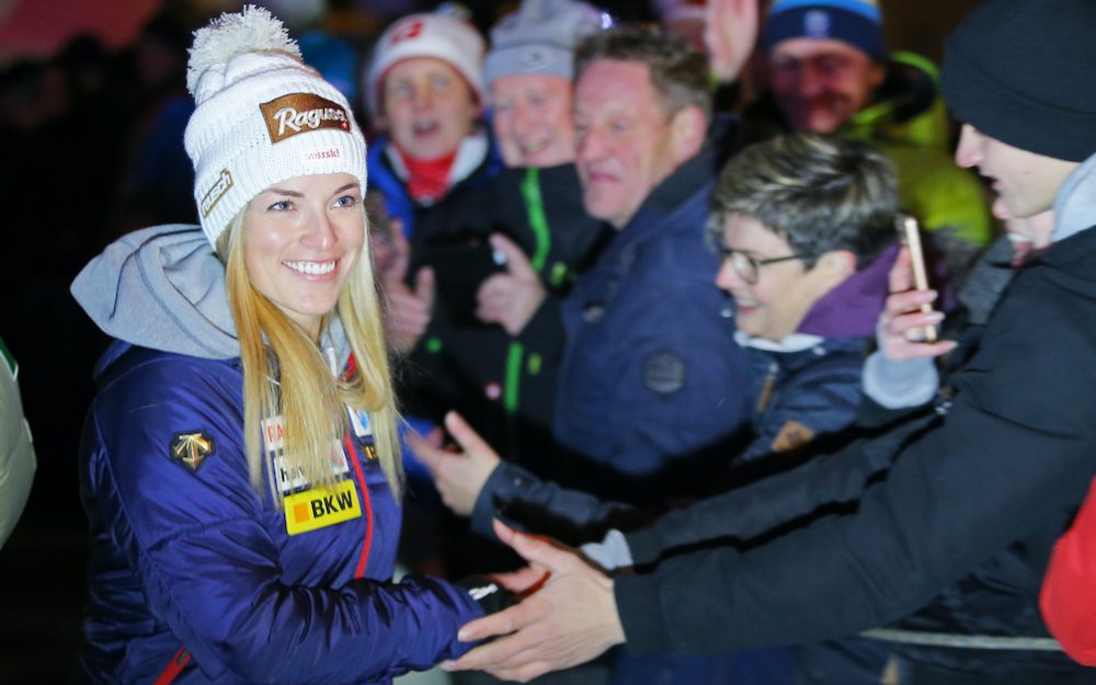 Startnummern 2 und 5 für Swiss-Ski Lara Gut-Behrami nimmt die Glückwünsche der Fans entgegen. – Foto: GEPA pictures