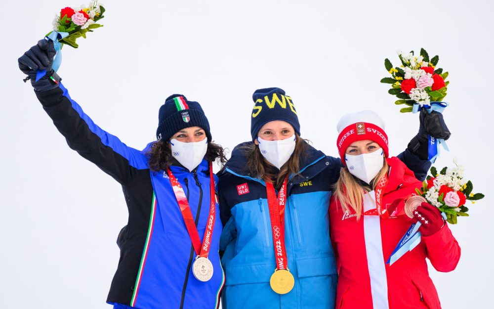 Gold für Sara Hector und Lara Gut-Behrami auf dem Podest Medaillen-Jubel bei Federica Brignone (2.), Olympiasiegerin Sara Hector (Mitte) und Lara Gut-Behrami (3.). – Foto: GEPA pictures
