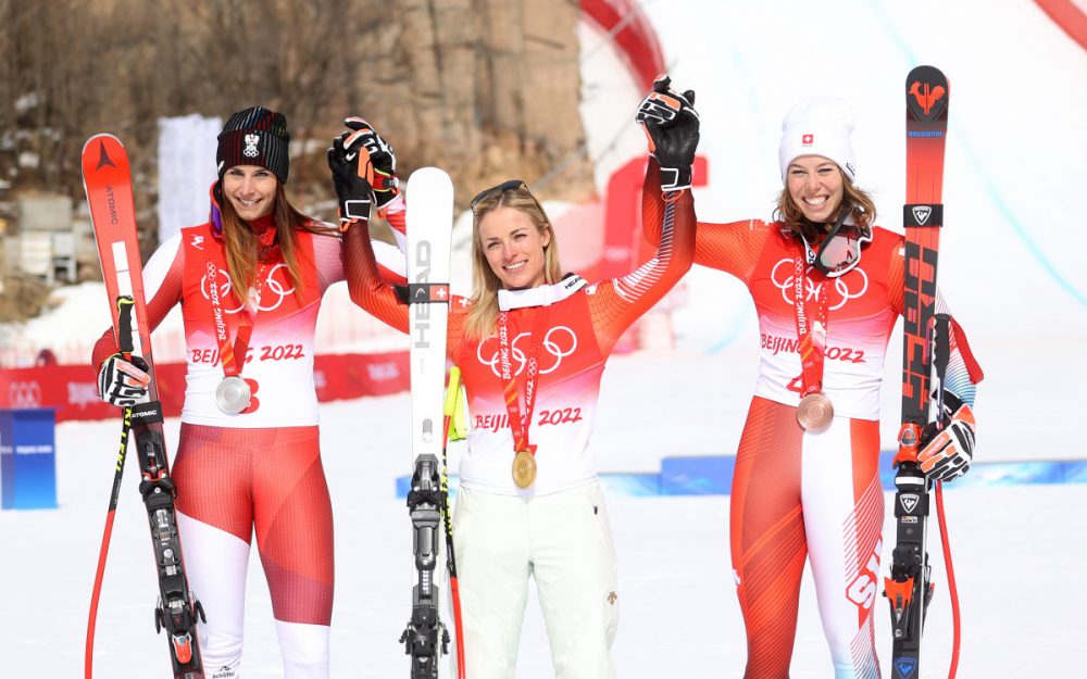 Mirjam Puchner (2.), Olympiasiegerin Lara Gut-Behrami und Michelle Gisin (3.) freuen sich über die Medaillen. – Foto: GEPA pictures