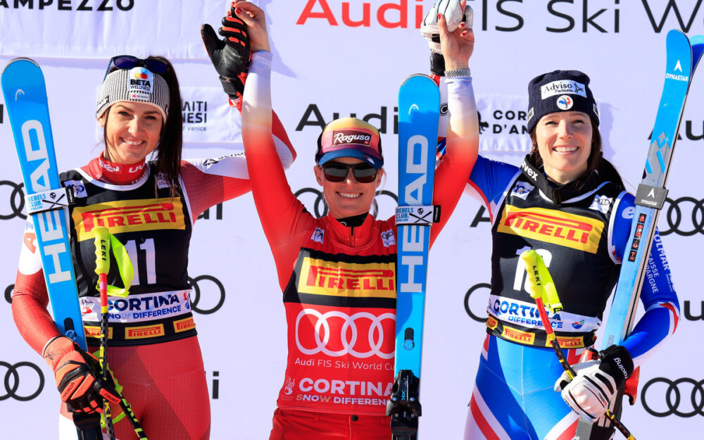 Lara Gut-Behrami (Mitte) freut sich über den Sieg in Cortina d'Ampezzo. Stephanie Venier (links) und Romane Miradoli holen die Plätze 2 und 3. – Foto: GEPA pictures