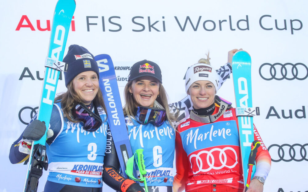 Lara Gut-Berahmi fährt zum fünften Saisonsieg Lara Gut-Behrami – als Siegerin für einmal nicht in der Mitte, weil Sara Hector (links) und Alice Robinson (Mitte) zeitgleich auf Platz 2 gelandet sind. – Foto: GEPA pictures