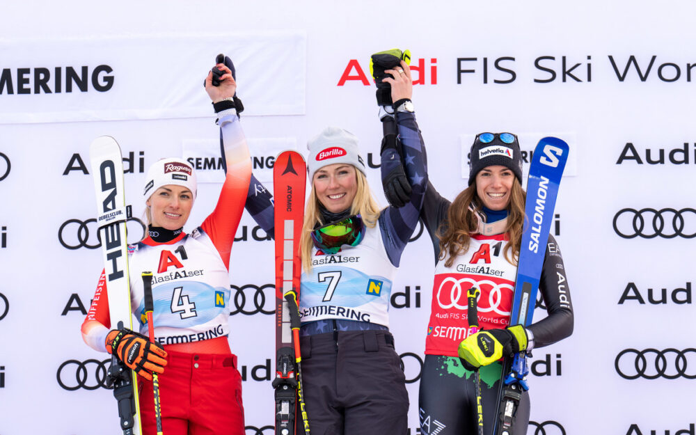 Lara Gut-Behrami (links), Mikaela Shiffrin (Mitte) und Marta Bassino lassen sich feiern. – Foto: GEPA pictures