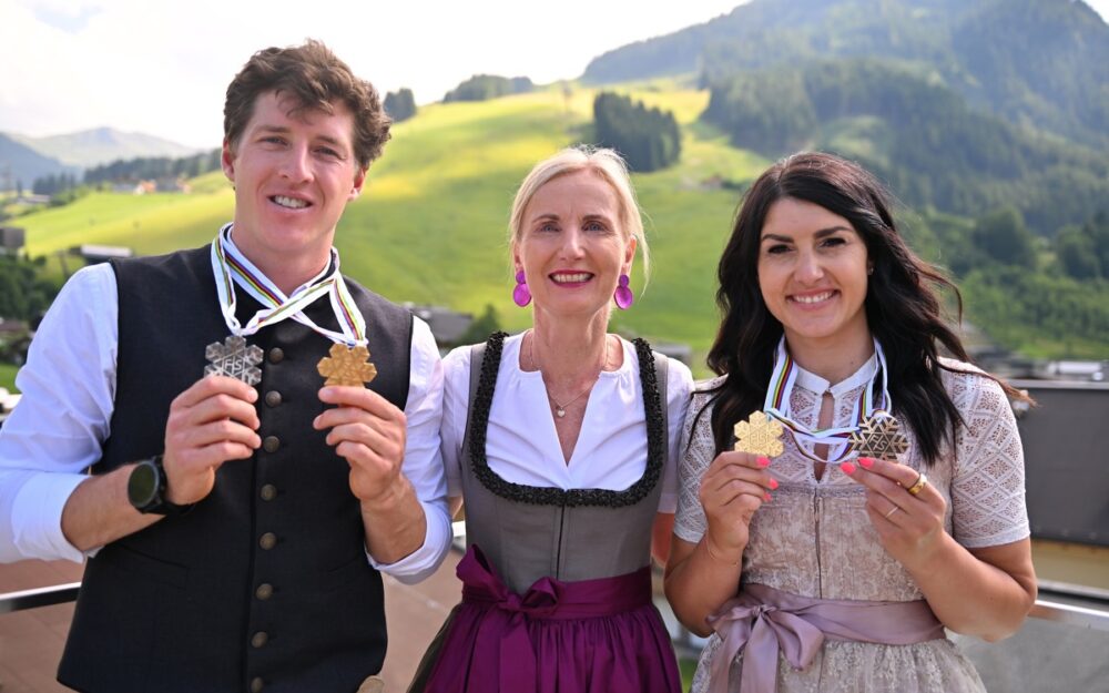 Gold-Duo mit dem Diamantenen Sportehrenzeichen geehrt Raphael Haaser (links) und Stephanie Venier (rechts) erhielten in Saalbach das Diamantene Sportehrenzeichen. Ganz zur Freude von ÖSV-Präsidentin Roswitha Stadlober. – Foto: GEPA pictures