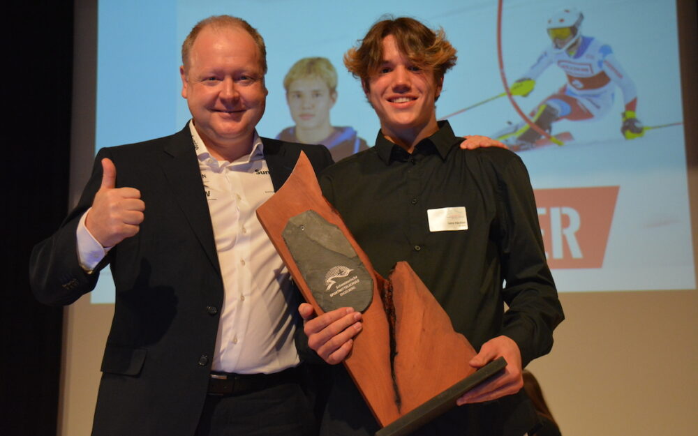 Bernhard Aregger, CEO von Swiss Ski, übergibt Lenz Hächler die Auszeichnung. – Foto: zvg