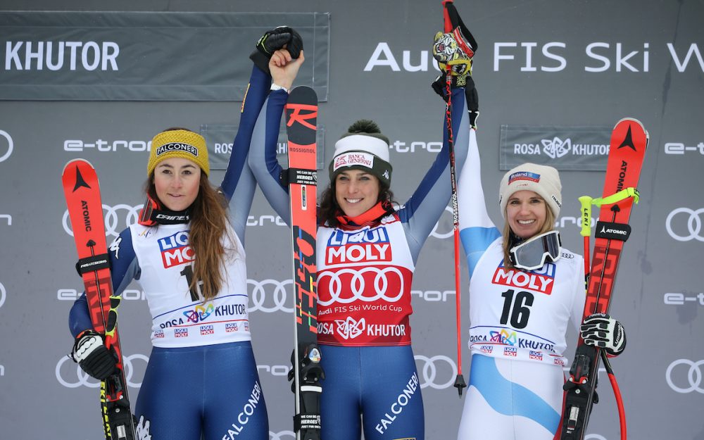 Und wieder schlagen die Italienerinnen doppelt zu Kürzlich noch als Bobpilotin in Sotschi unterwegs, heute lässt sich Federica Brignone (Mitte) von Sofia Goggia (links) und Joana Hählen als Siegerin feiern. – Foto: GEPA pictures