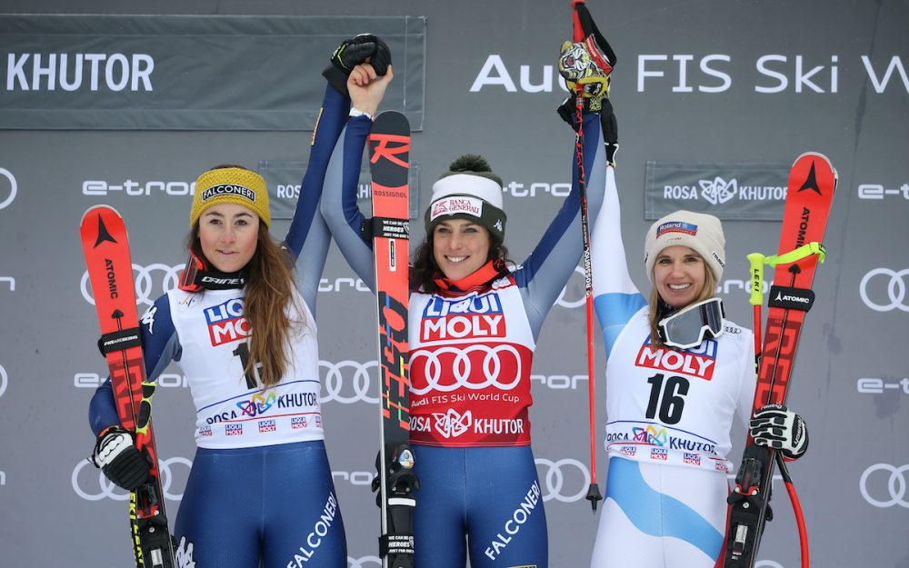 Kürzlich noch als Bobpilotin in Sotschi unterwegs, heute lässt sich Federica Brignone (Mitte) von Sofia Goggia (links) und Joana Hählen als Siegerin feiern. – Foto: GEPA pictures