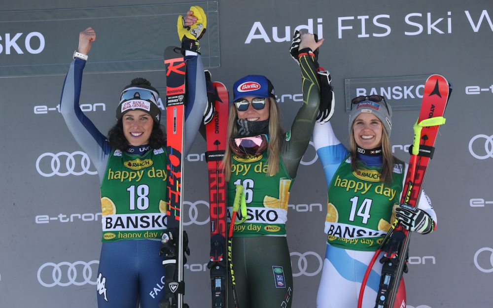 Mikaela Shiffrin mit ihrem zweiten Abfahrtssieg Strahlen um die Wette: Federica Brignone (links), Mikaela Shiffrin (Mitte) und Joana Hählen. – Foto: GEPA pictures