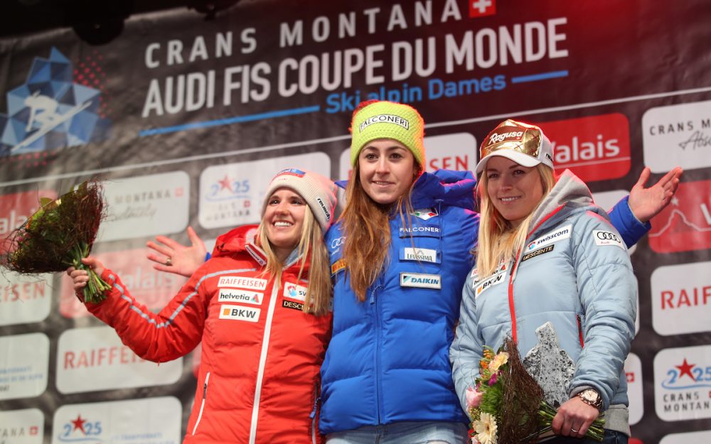 Joana Hählen (links) Sofia Goggia (Mitte) und Lara Gut-Behrami auf dem Podest in Crans Montana. – Foto: GEPA pictures