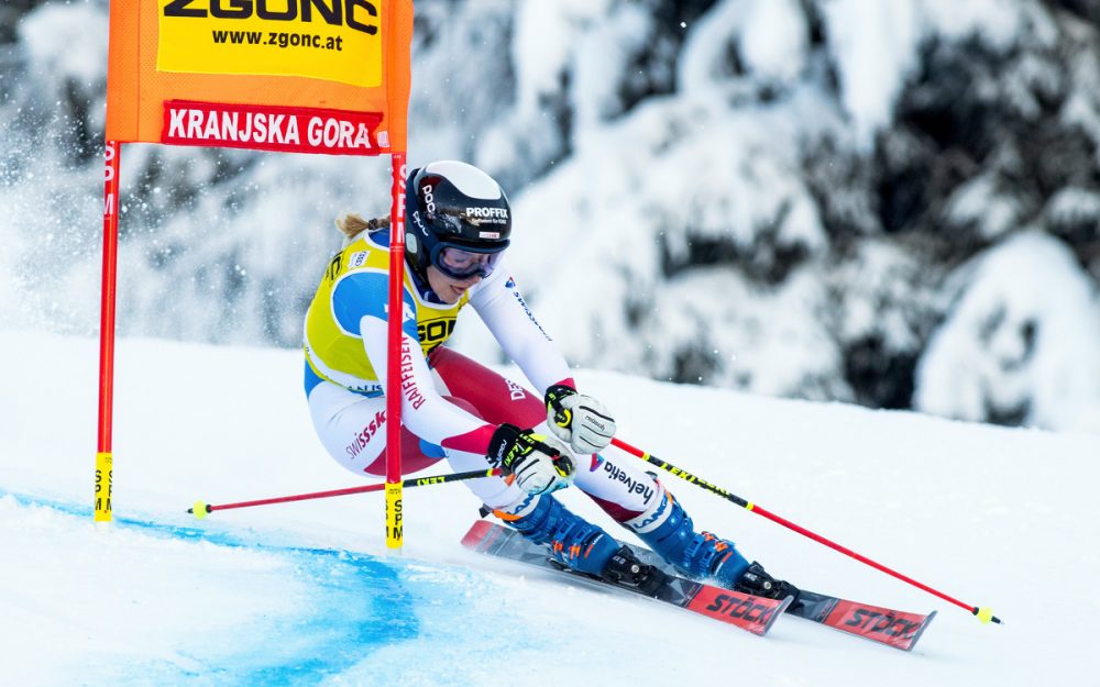 Vivianne Härri unterwegs zu den ersten Weltcup-Punkten. – Foto: GEPA pictures / Porträt: paganellaski.net