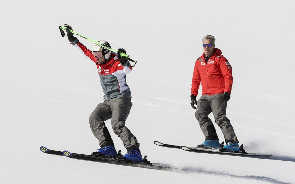 Hannes Reichelt zurück auf dem Schnee Hannes Reichelt – beaufsichtigt von Trainer Martin Sprenger – macht seine ersten Schwünge am 23. Juni 2020. – Foto: GEPA pictures