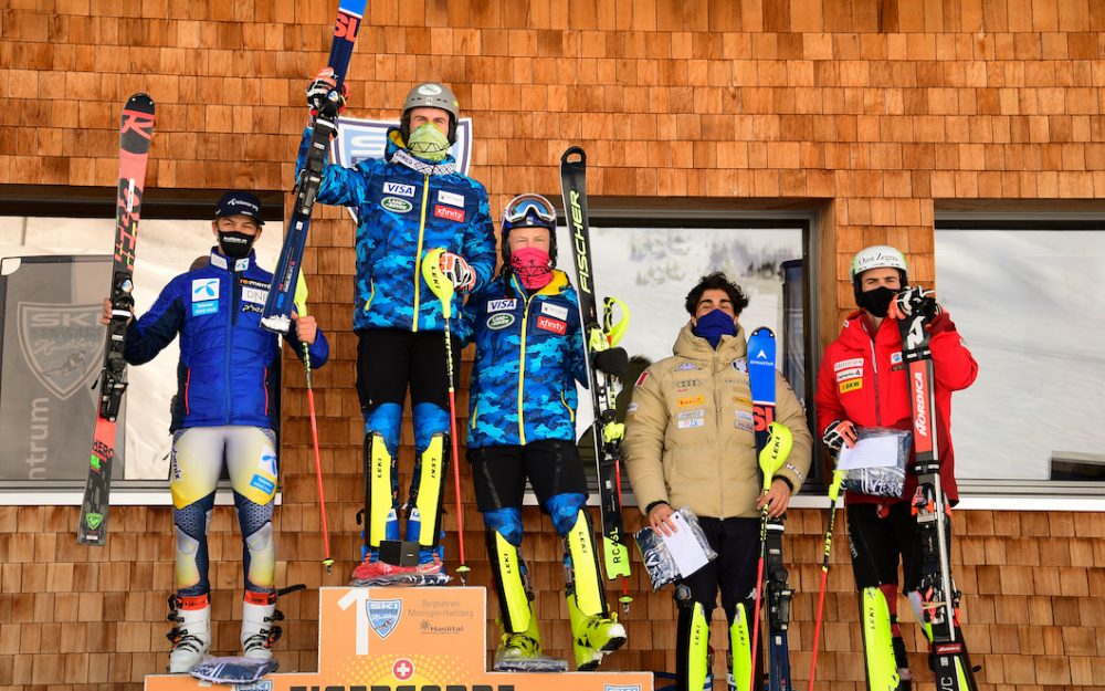 Benjamin Ritchie (Mitte) feiert – "assistiert" durch Alexander Steen Olsen (links), Jett Seymour (rechts auf dem Podest), Tommaso Sala und Marc Rochat seinen Sieg . – Fotos: rk-photography.ch