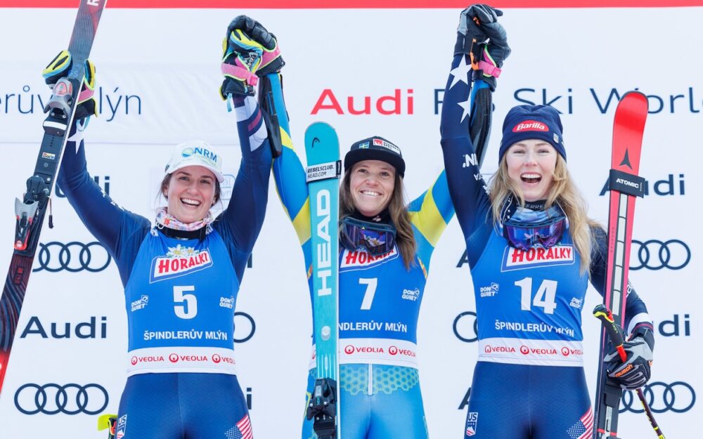 Paula Moltzan, Sara Hector und Mikaela Shiffrin strahlen in Spindlermühle um die Wette. – Foto: GEPA pictures
