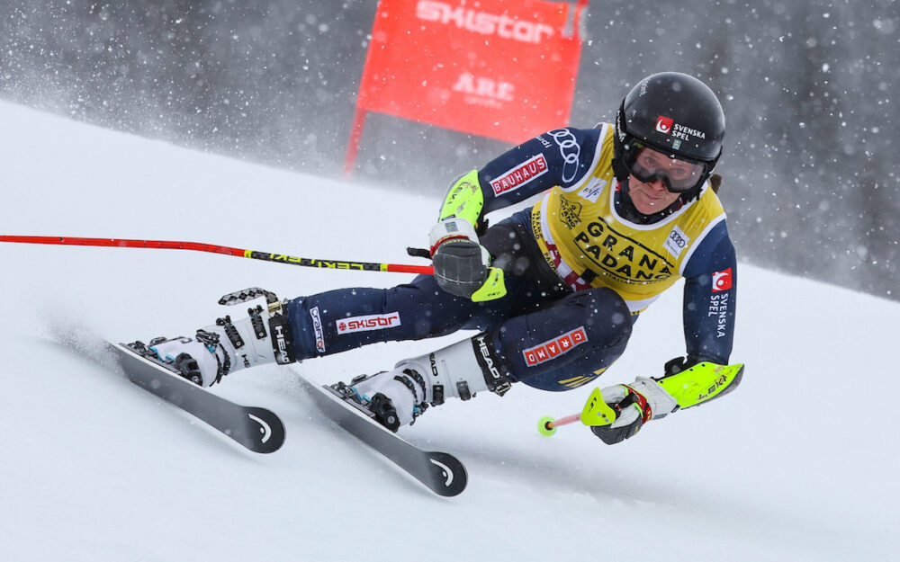 Sara Hector voraus, Lara Gut-Behrami greift nach der Kugel Sara Hector auf dem Weg zur Laufbestzeit in Are. – Foto: GEPA pictures
