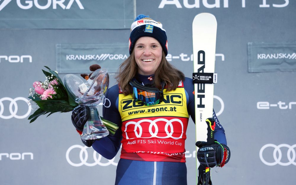 Sara Hector neu mit der roten Startnummer für die Führende im Riesenslalom-Weltcup. - Foto: GEPA pictures