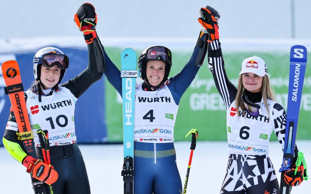 Sieg und rote Startnummer für Sara Hector Lara Colturi, Sara Hector und Alice Robinson beim Feiern. – Foto: GEPA pictures