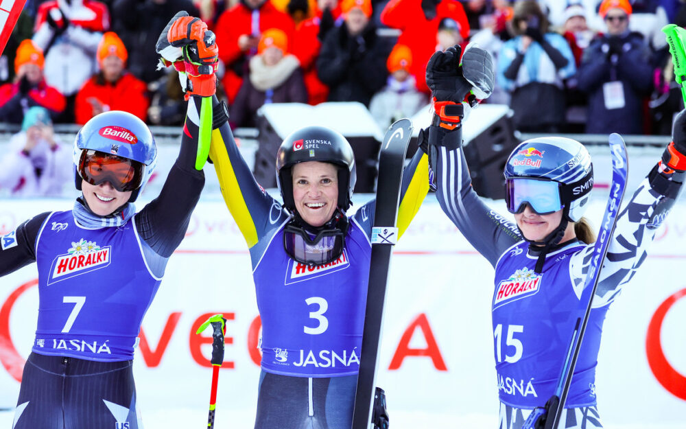 Sara Hector (Mitte) gewinnt in Jasna den Riesenslalom und kann vor Mikaela Shiffrin (links) und Alice Robinson (rechts)  ihren fünften Weltcup-Sieg feiern. – Foto: GEPA pictures