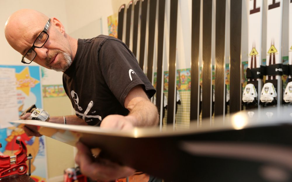 Ein „Zauberer“ für das deutsche Speed-Duo Ferstl/Schwaiger Heinz Hämmerle bei der Arbeit. – Foto: GEPA pictures