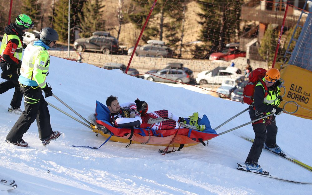 Daniel Hemetsberger wird nach seinem Sturz in Bormio im Akia abtransportiert. – Foto: GEPA pictures