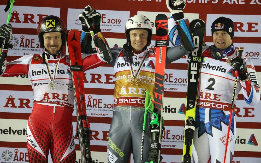 Henrik Kristoffersen (Mitte) freut sich mit Marcel Hirscher (links) und Alexis Pinturault über die WM-Medaillen. – Foto: GEPA pictures
