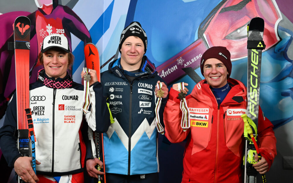 Rok Aznoh (Mitte), Alban Elezi Cannaferina (links) und Livio Hiltbrand freuen sich über die Medaillen. – Foto: GEPA pictures