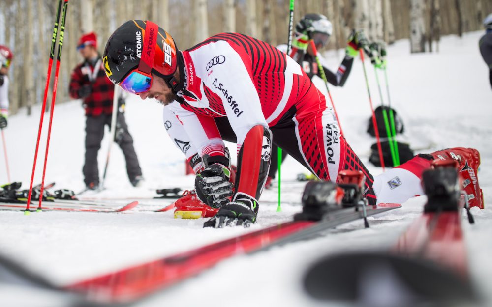 Marcel Hirscher bei den Vorbereitungen für das Training. – Foto: GEPA Pictures