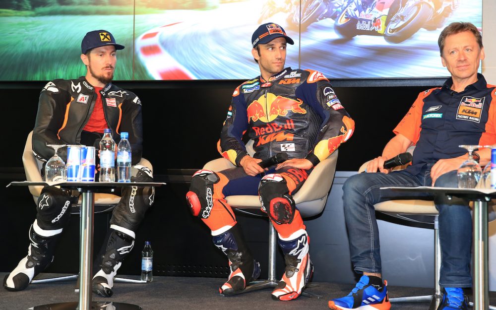 Marcel Hirscher (links) im Gespräch mit MotoGP-Pilot Johann Zarco (Mitte). – Foto: GEPA pictures