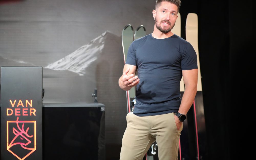 Marcel Hirscher präsentiert bei der Pressekonferenz den neuen Ski. – Foto: GEPA pictures