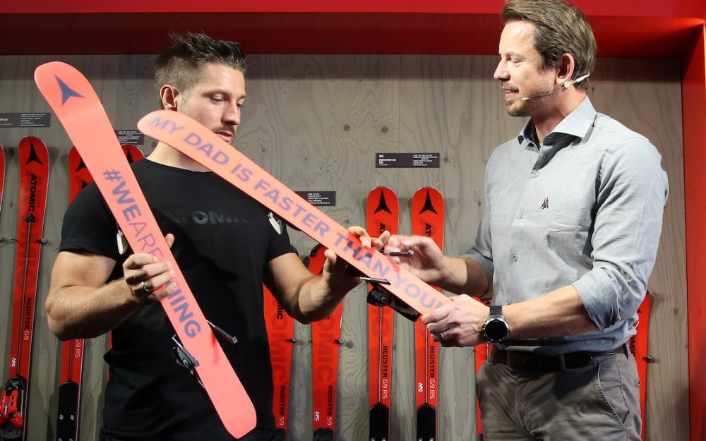 Christian Höflehner (rechts) übergibt Marcel Hirscher anlässlich des Atomic-Media-Day 2018 das erste Paar Ski für den Nachwuchs. – Foto: GEPA pictruese