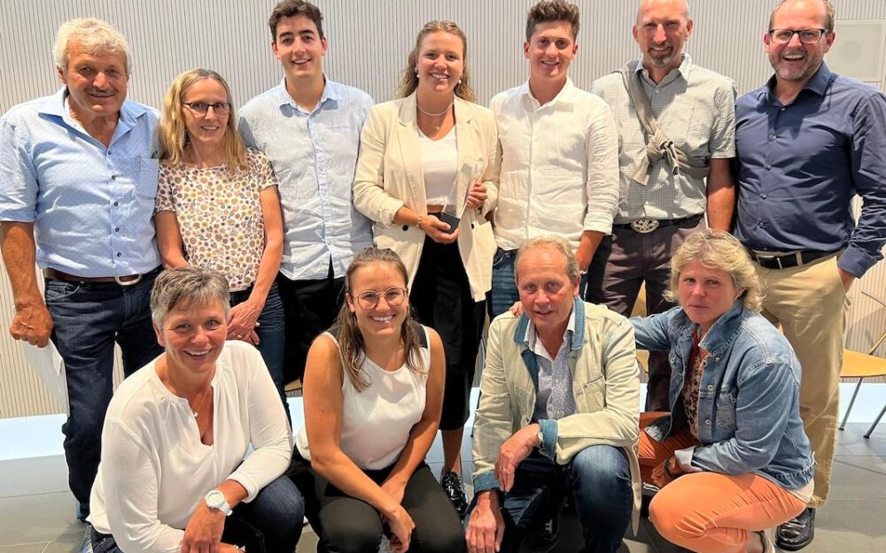 Aline Höpli mit Sankt Galler Sportpreis ausgezeichnet Aline Höpli (stehend, Mitte) gewinnt zum zweiten Mal nach 2016 die Auszeichnung als "St. Galler Nachwuchssportlerin des Jahres". – Fotos: zvg/sanktgallersportpreis.ch
