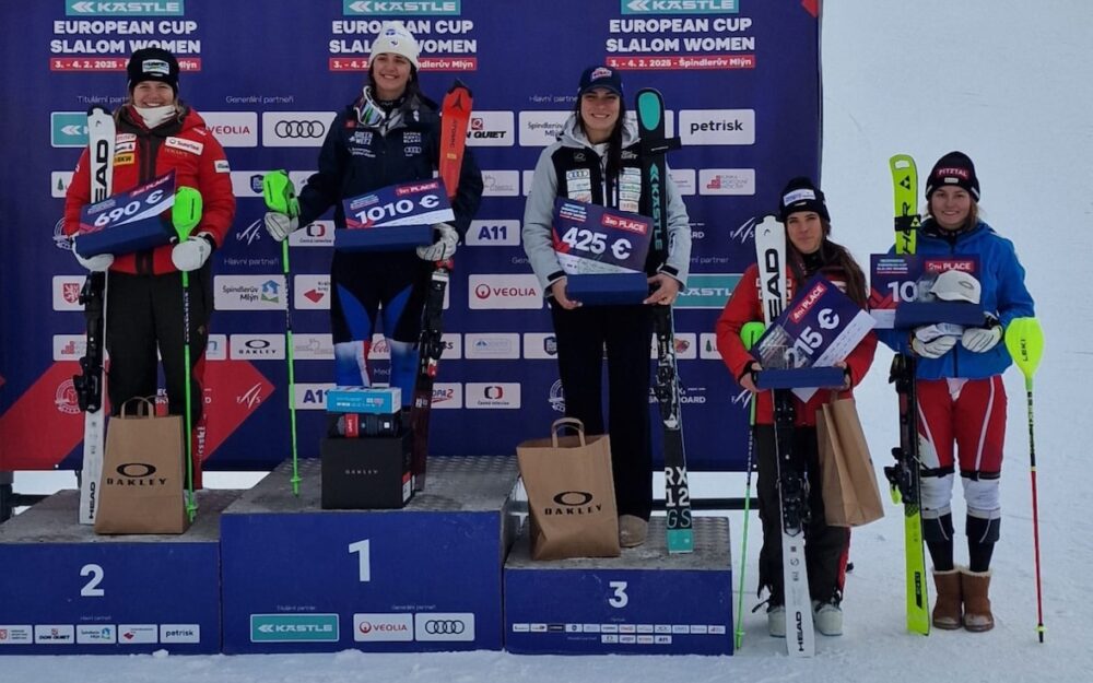 EC: Eliane Christen sichert sich den Fixplatz für die Weltcup-Saison 2025/26 Aline Höpli, Marion Chevrier und Martina Dubovska auf dem, Eliane Christen und Leonie Raich (v.l.) knapp neben dem Podest. – Fotos: GEPA pictures / Swiss Ski