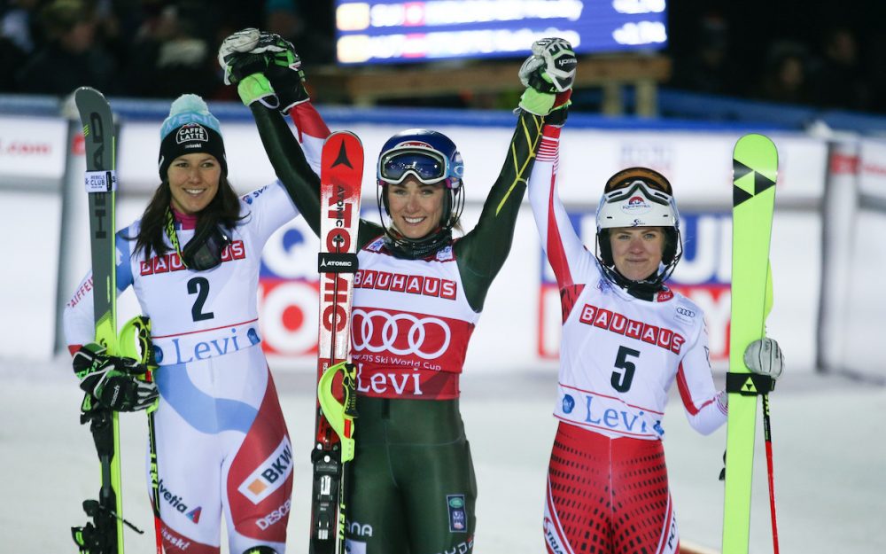 Mikaela Shiffrin gewinnt in Levi vor Wendy Holdener Mikaela Shiffrin (Mitte) gewinnt den Slalom von Levi und holt den 41. Disziplinensieg im Weltcup. Wendy Holdener (rechts) wird Zweite, Katharina Truppe klassiert sich auf Platz 3. – Foto: GEPA pictures