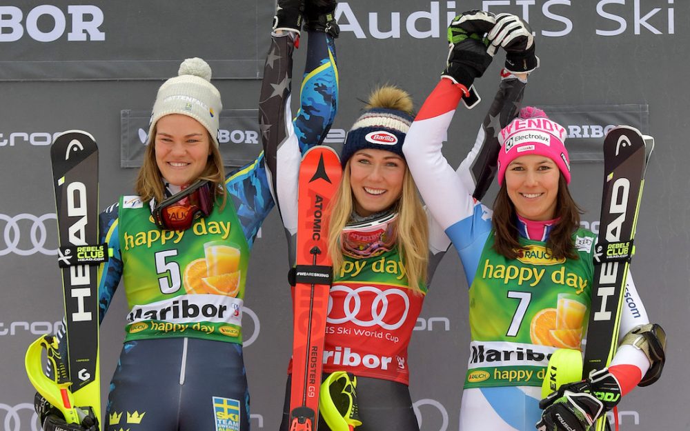 13. Saisonsieg für Mikaela Schiffrin. Die Amerikanerin freut sich mit Anna Swenn Larsson (links) und Wendy Holdener. – Foto: GEPA pictures