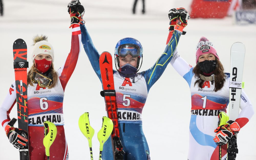 Katharina Liensberger (links), Mikaela Shiffrin und Wendy Holdener (rechts) feiern ihre Podestplätze in Flachau. – Foto: GEPA pictures