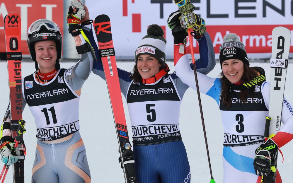 Mina Fuerst Holtmann (2.), Siegerin Federica Brignone (Mitte) und Wendy Holdener (rechts) lassen sich feiern. – Foto: GEPA pictures