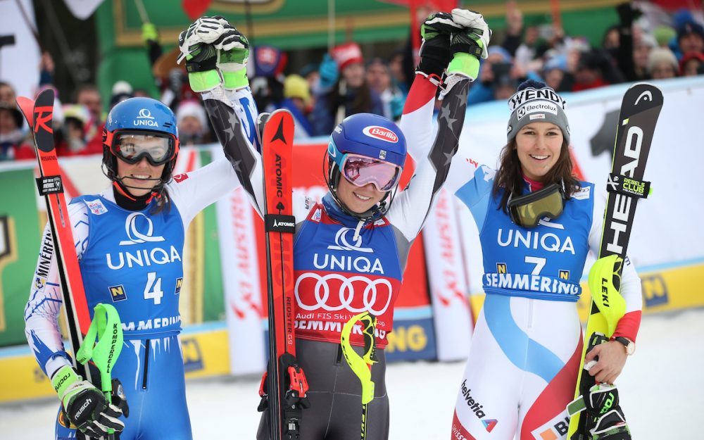 Mikaela Shiffrin, flankiert von Petra Vlhova (l.) und Wendy Holdener (r.)  freut sich über den vierten Slalom-Sieg des Winters. – Foto: GEPA pictures
