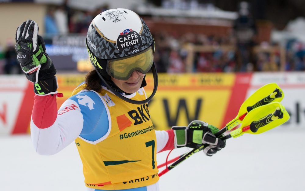 Weltcup-Auftakt für Wendy Holdener in Gefahr Wendy Holdener muss wegen einer Fraktur des Wadenbeinkopfs pausieren. – Foto. GEPA pictures