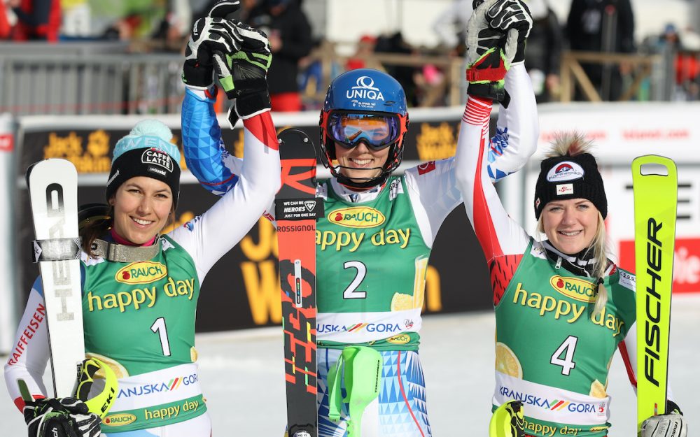 Die Startnummer 2 war am Ende die Nummer 1: Petra Vlhova (Mitte) freut sich mit Wendy Holdener (links) und Katharina Truppe über den Podestplatz. – Foto: GEPA pictures