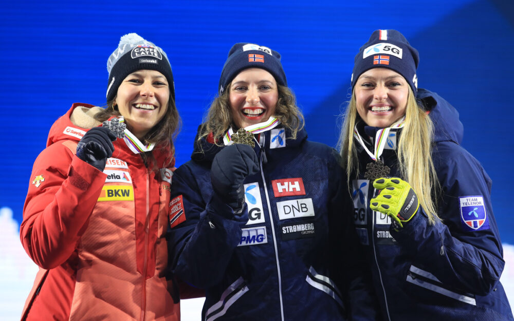 Wendy Holdener (links), Maria Therese Tviberg und Thea Louise Stjernesund haben am Abend die Medaillen überreicht bekommen. – Foto: GEPA pictures