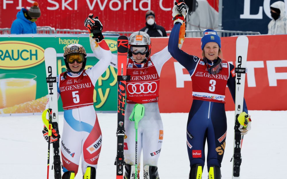 Petra Vlhova (Mitte) holt sich auch in Kranjska Gora den Sieg. Links freut sich Wendy Holdener über Platz 2, rechts Anna Swenn Larsson über Platz 3. – Foto: GEPA pictures
