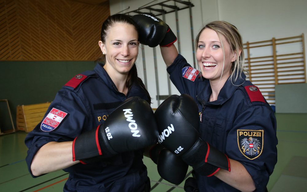 Cornelia Hütter (rechts) und Mirjam Puchner beim polizeilichen Boxtraining. – Foto: GEPA pictures