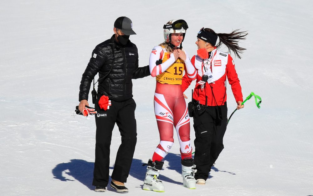 Cornelia Hütter konnte nach ihrem Sturz in Crans Montana den Zielraum – zwar mit blutender Nase – auf eigenen Beinen verlassen. – Foto: GEPA pictures