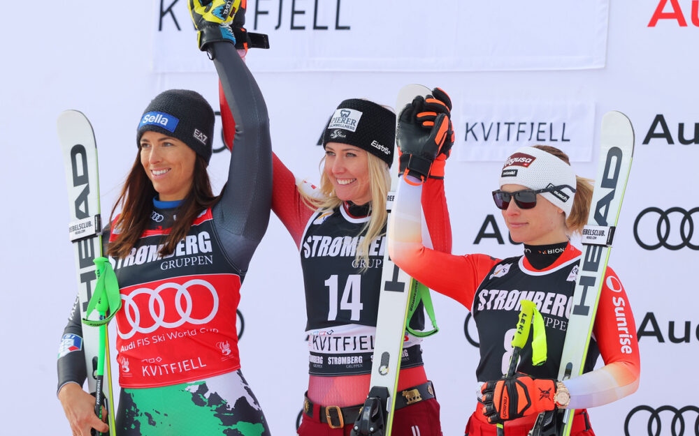 Cornelia Hütter (Mitte) freut sich mit Elena Curtoni (links) und Lara Gut-Behrami über die Podestplätze.  – Foto: GEPA pictures