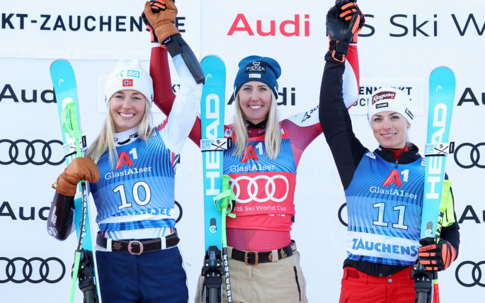 Cornelia Hütter (Mitte) steht nach dem Super-G von Altenmarkt-Zauchensee mit Kajsa Vickhoff Lie (links) und Lara Gut-Behrami auf dem Podest. – Foto: GEPA pictures