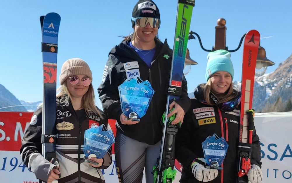 Skicross: Erstes EC-Podest für Marie Karoline Krista Marie Karoline Krista (rechts) auf dem Podest des EC-Rennens am Passo San Pellegrino. – Foto: zvg