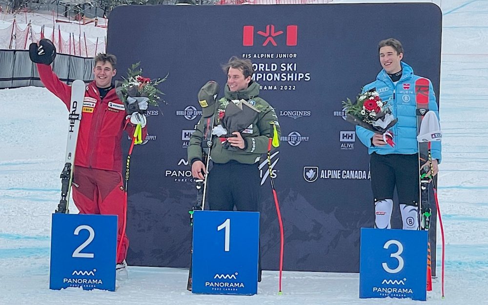 Franjo von Allmen, Giovanni Franzoni und Luis Vogt bei der Flowerzeremonie nach dem Rennen. – Foto: zvg