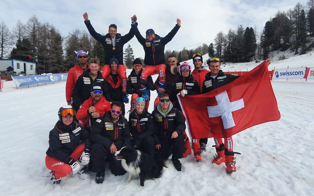 Stets im Mittelpunkt des Geschehnes rund um das Schweizer Skicross-Team: Ice, der Boarder Collie. – Fotos: zvg