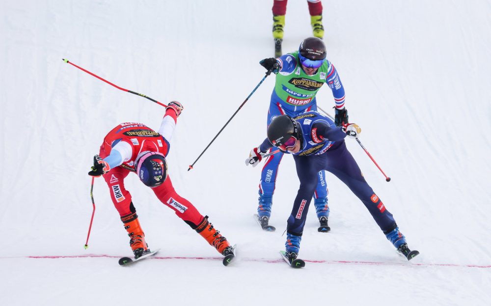 Die Entscheidung: Ryan Regez macht sich um wenige Millimeter länger und gewinnt auch das Rennen am Sonntag. – Foto: GEPA pictures