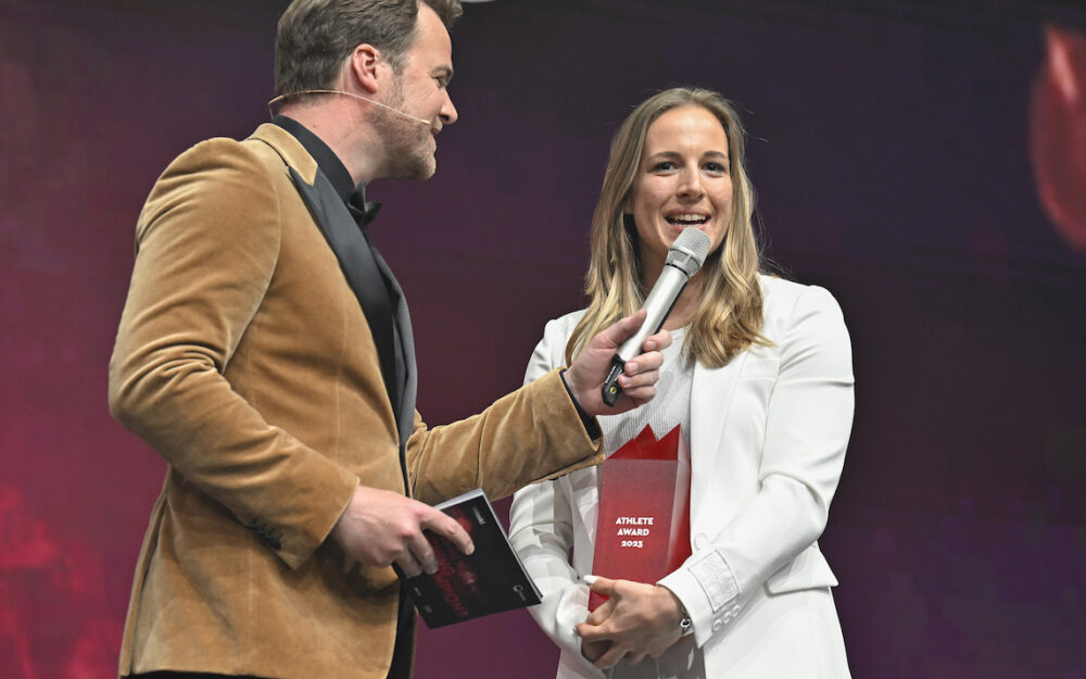 Jasmine Flury im Gespräch mit Marc Berthod. – Foto: GEPA pictures